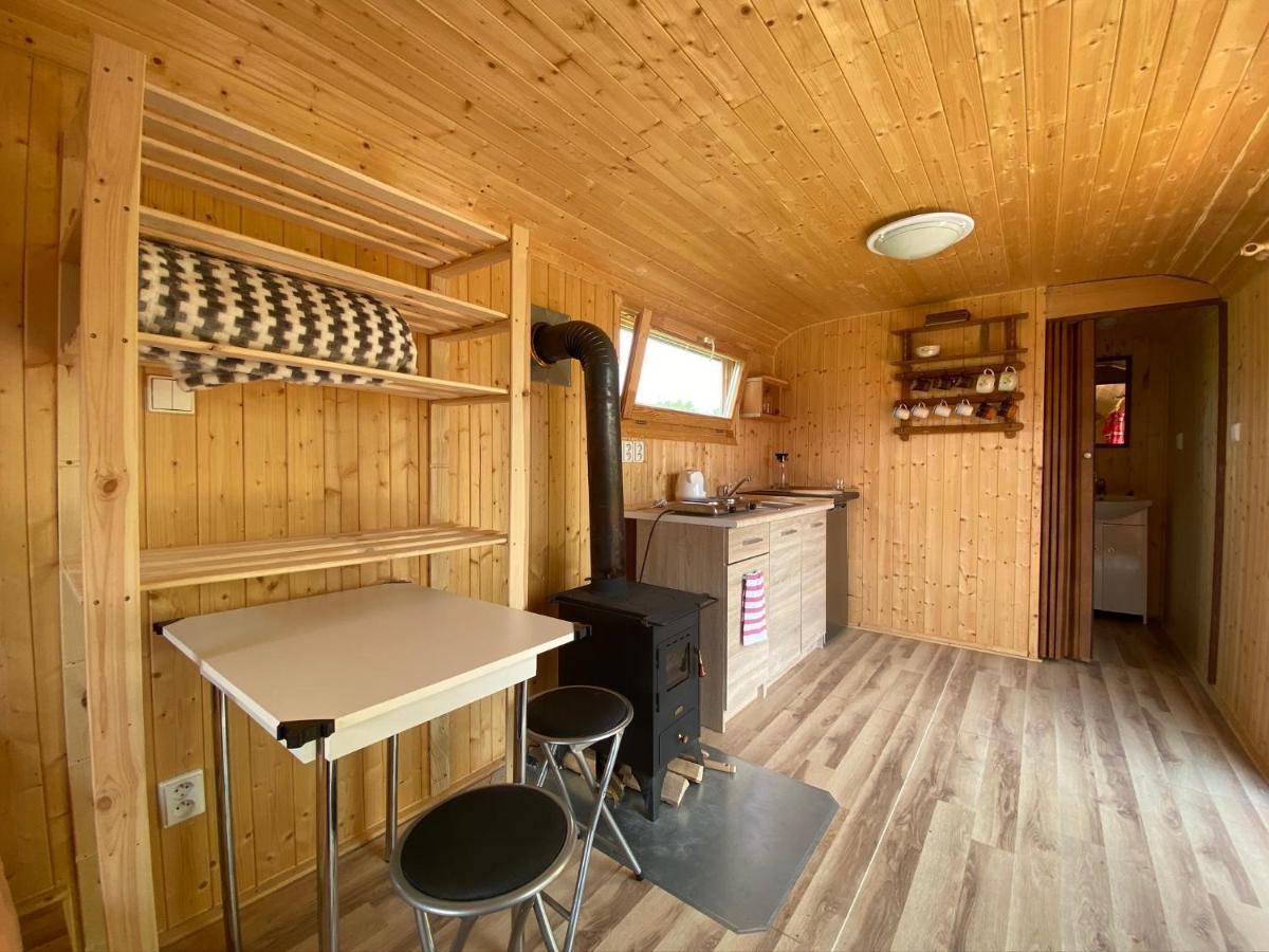 Pobezovice Maringotka Na Samote Na Kozi Farme酒店 外观 照片